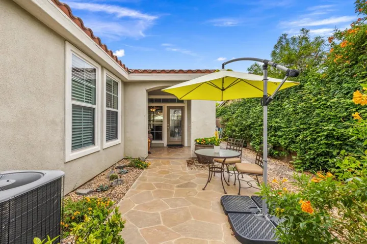 81931 Prism courtyard