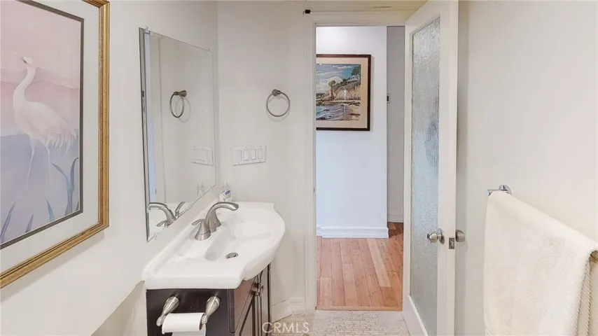 2nd Bathroom with tub