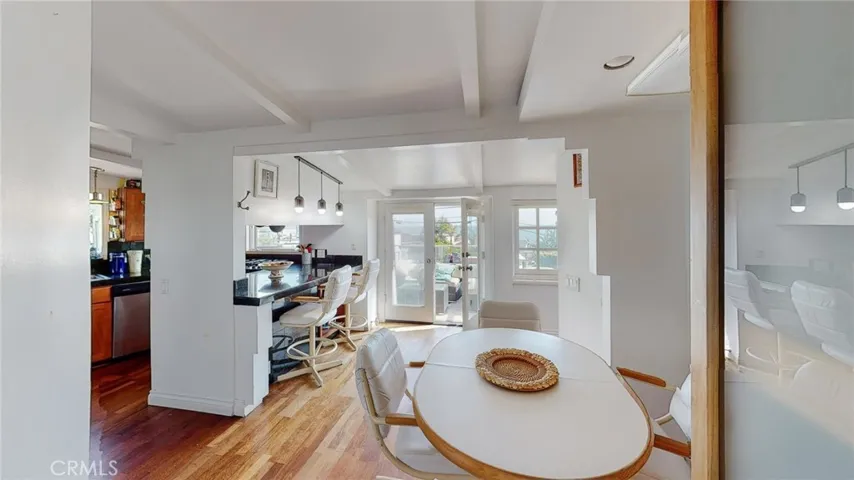 Dining, Breakfast bar, leading to private deck