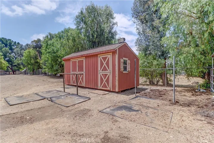 Tack/feed shed (2 rooms)