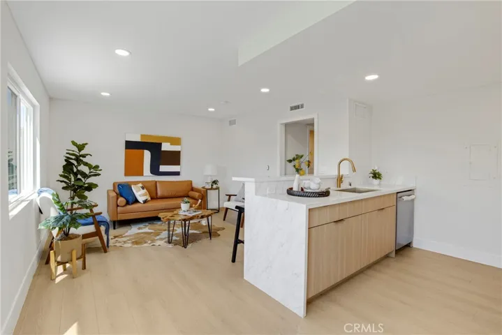 17150 Burbank, Encino, California 91316
