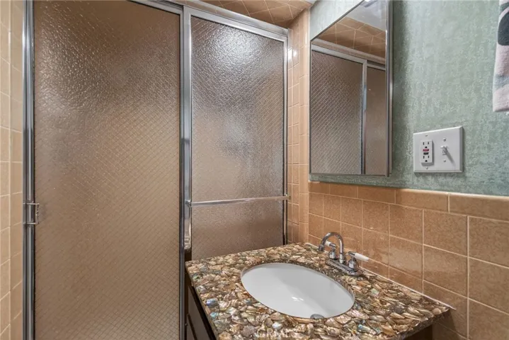 Full bath dowstairs with private closet and storage