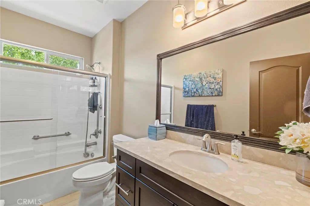 Guest bath with tub/shower