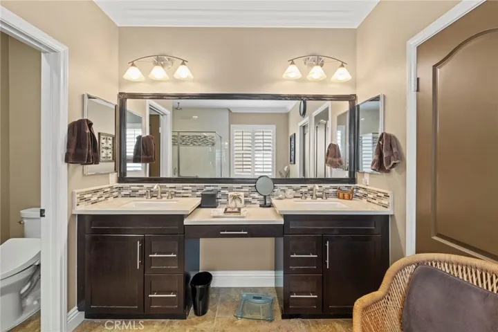Double sinks in main bath
