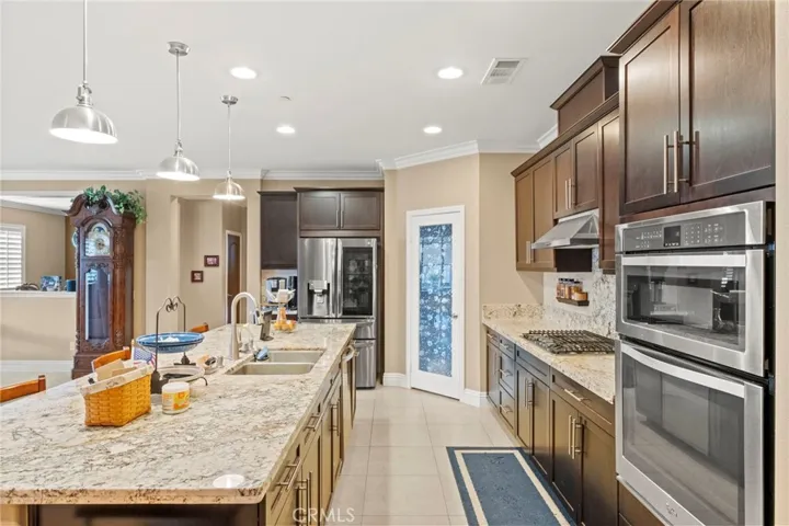 gromet kitchen with Walkin pantry.