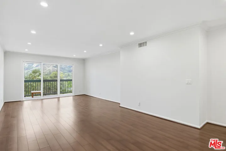 2940 N Verdugo Road 305, Glendale, California 91208