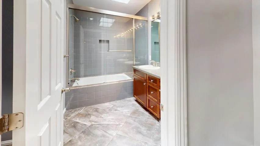 69400-Avenida-De-Las-Montanas-Bathroom 1