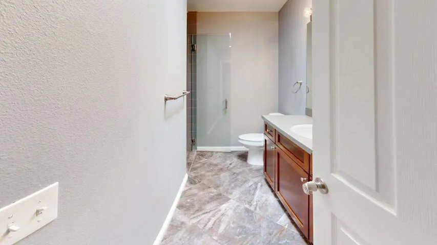 69400-Avenida-De-Las-Montanas-Bathroom