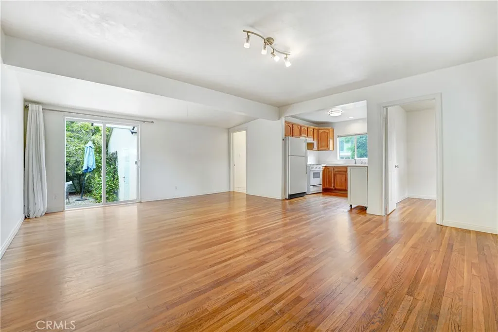 5759 Hazeltine, Van Nuys, California 91401 — photo 4