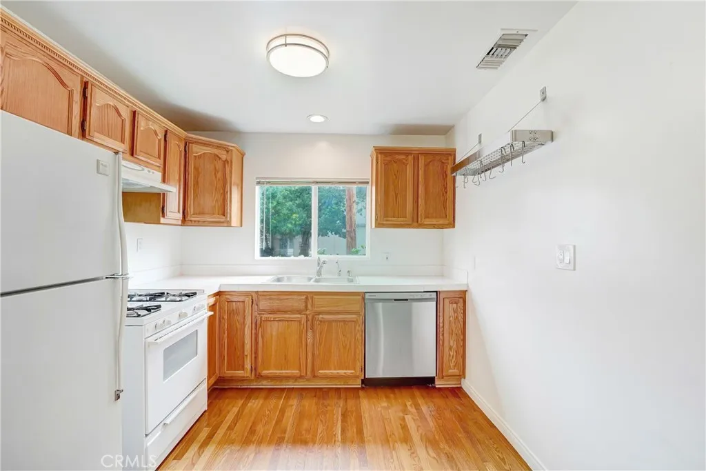 5759 Hazeltine, Van Nuys, California 91401 — photo 5