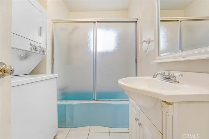 Full bathroom (Hall) w/ washer/dryer