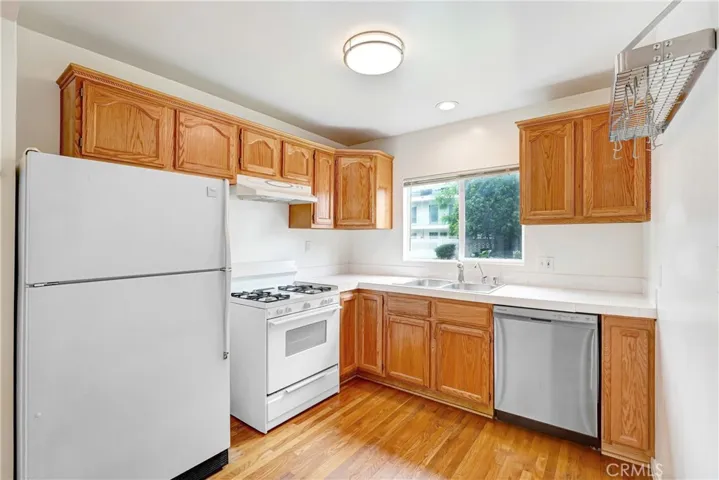 Kitchen w/ refrigerator, Stove, dishwasher