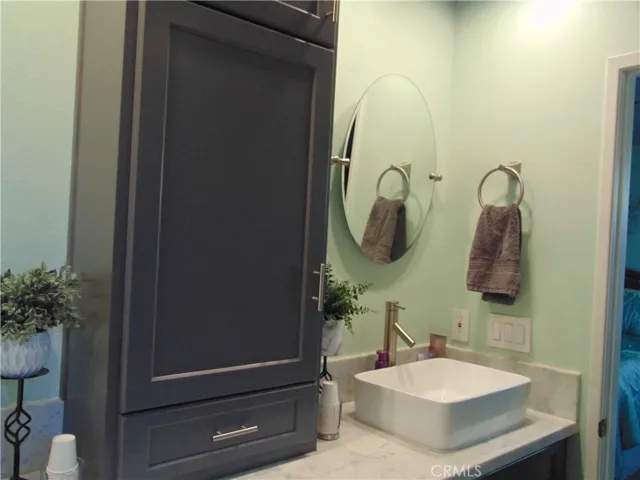 tower in middle of counter between dual sinks in master bath