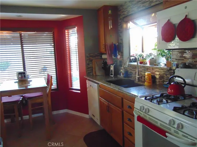 kitchen, showing garden window, gas stove dual sinks, breakfast nook