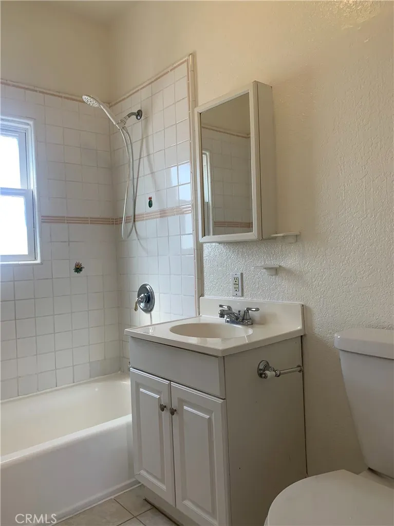 2626 Upper Unit bathroom
