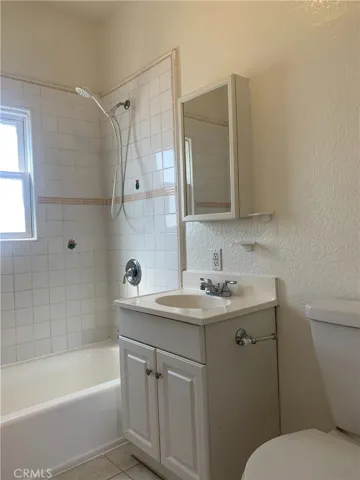 2626 Upper Unit bathroom