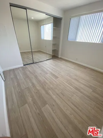 BR2 Wall Closet & Shelves