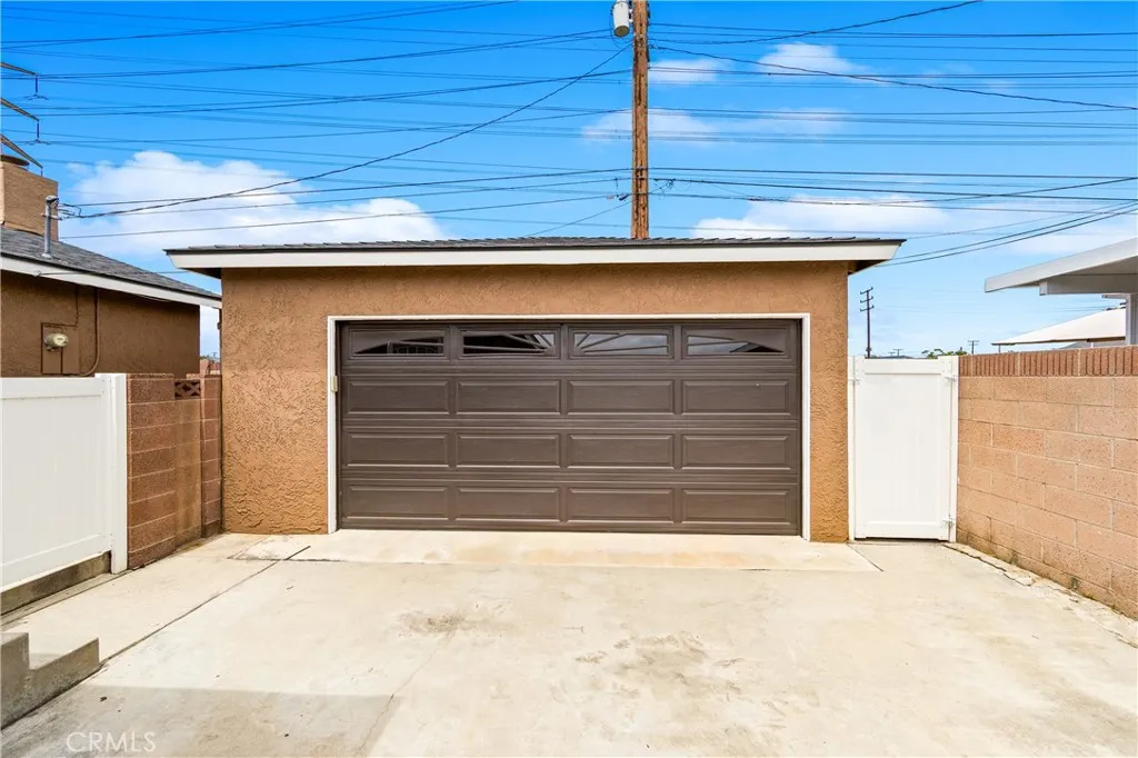 Large drivewar to detached garage