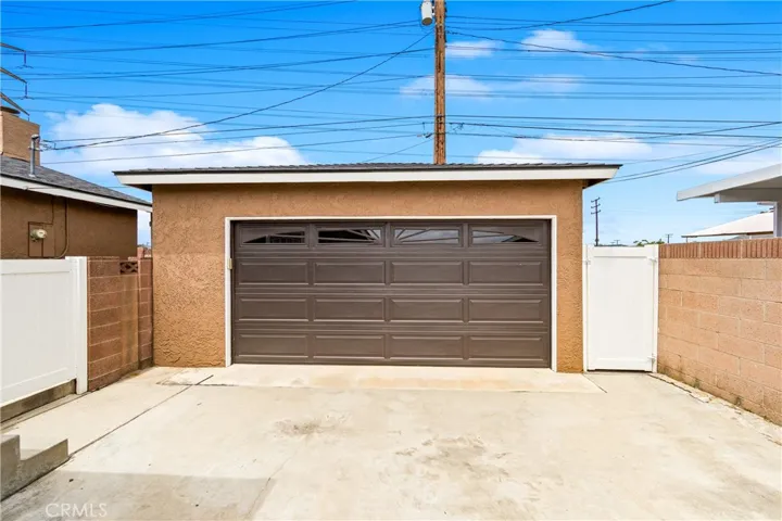 Large drivewar to detached garage