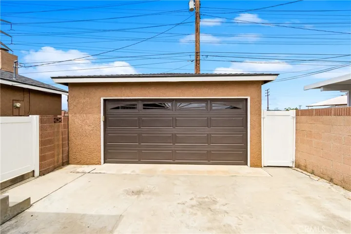 Large drivewar to detached garage