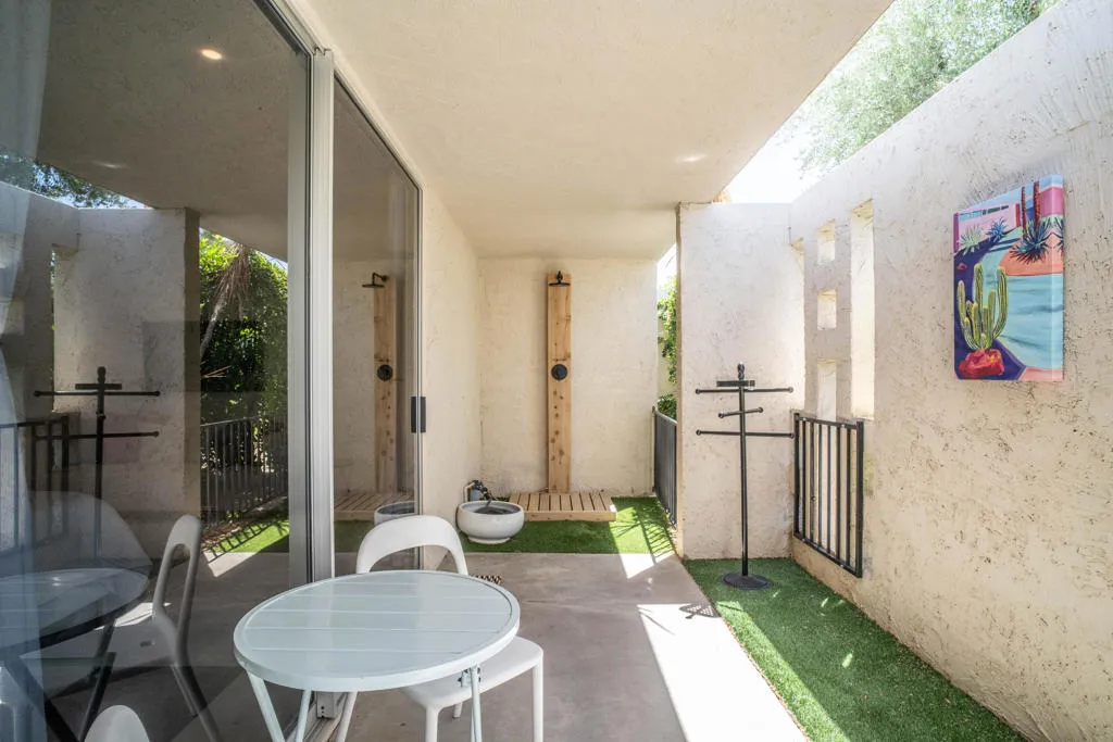 Private enclosed patio w/shower