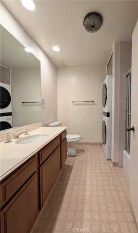 Guest Full Bath with laundry closet