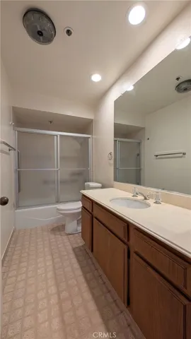 Primary en-suite bathroom