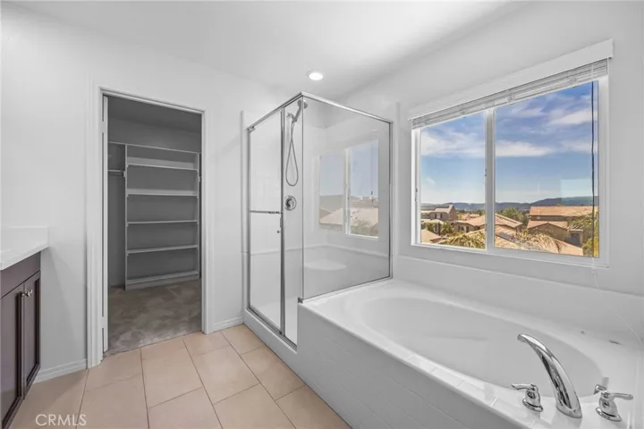 Main Restroom Tub & Shower