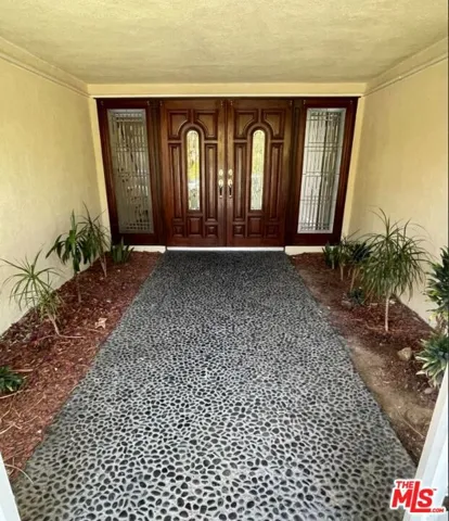 5238 Los Encantos Way, Los Angeles, California 90027