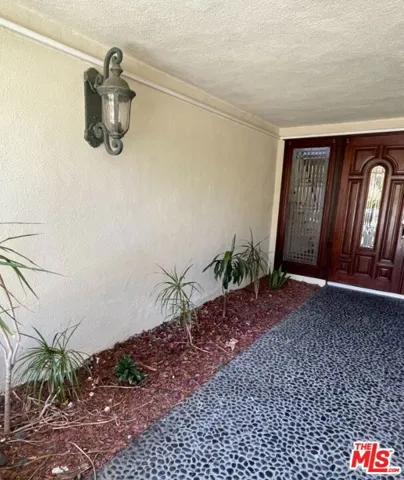 5238 Los Encantos Way, Los Angeles, California 90027