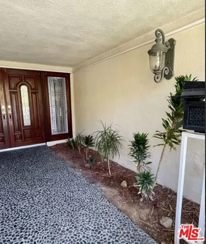 5238 Los Encantos Way, Los Angeles, California 90027