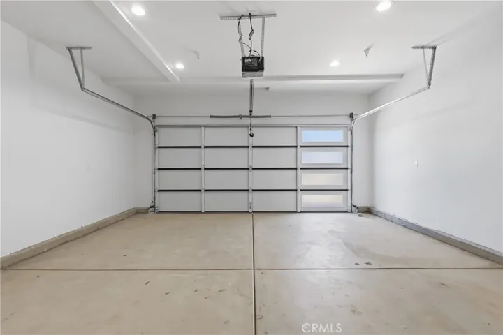 SFR 2 CAR GARAGE WITH DIRECT ACCESS