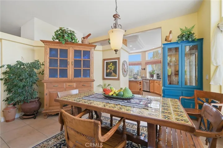 Formal dining area w thruway to kitchen