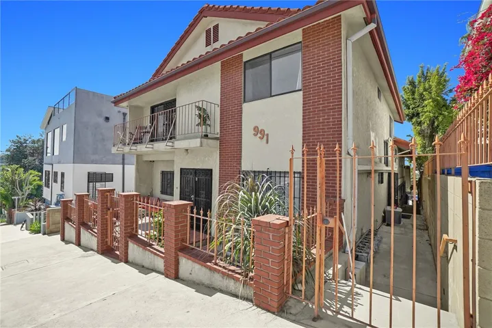 991 Everett, Los Angeles, California 90026