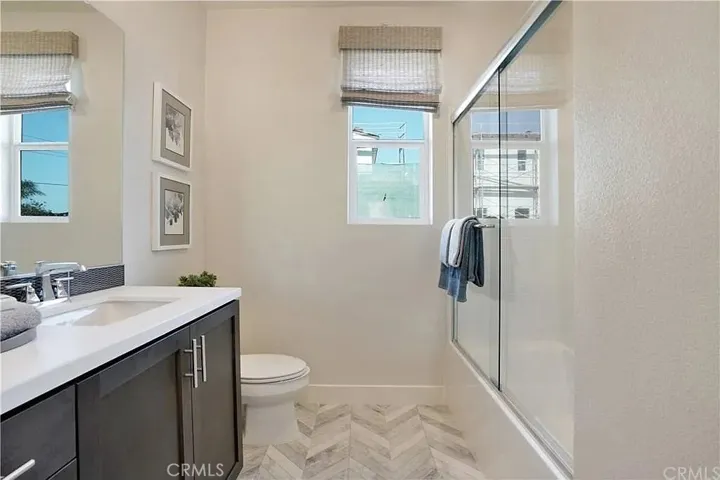 Hall-bathroom upstair
