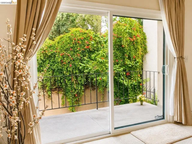 Private balcony featuring a concrete surface and black metal railing