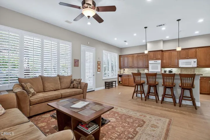 18-web-or-mls-UpmarketMedia_2023A-097