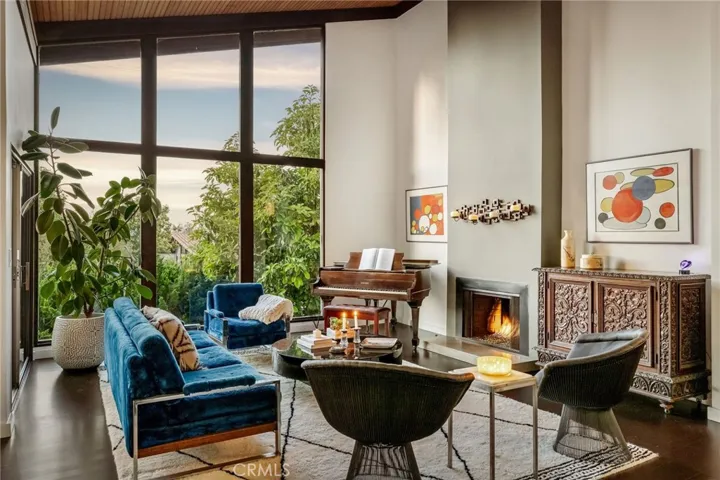 Living room with Fireplace