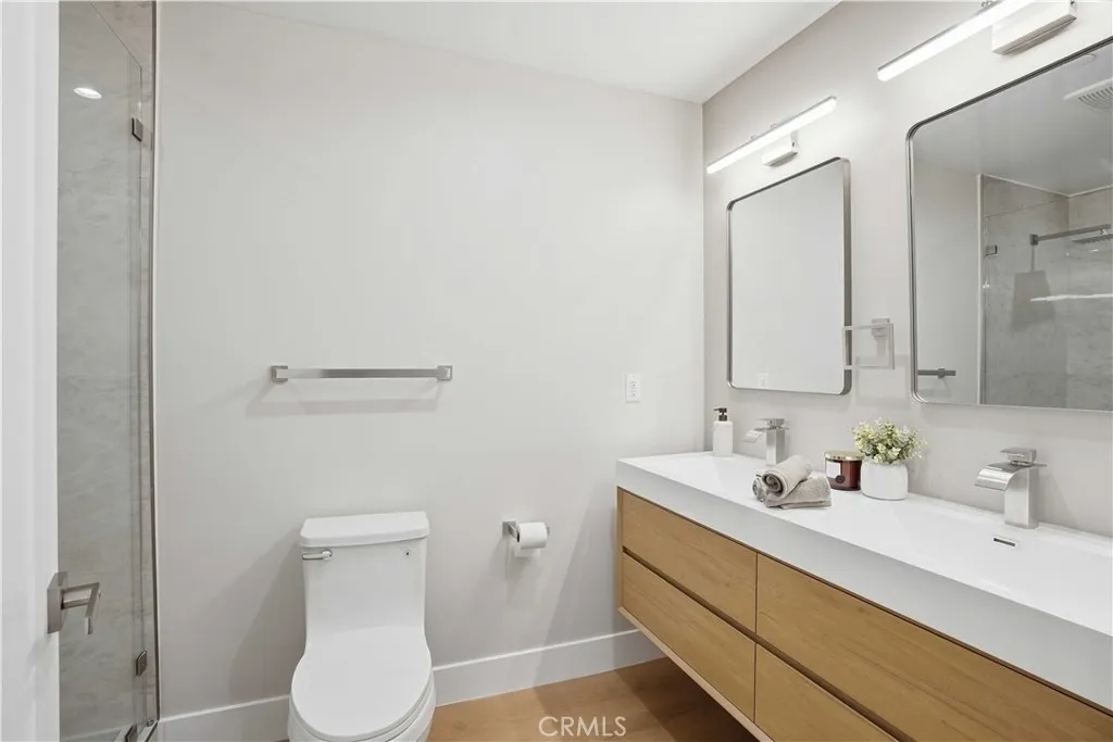 Hallway full bathroom