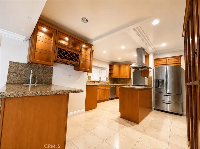 Kitchen with Wetbar