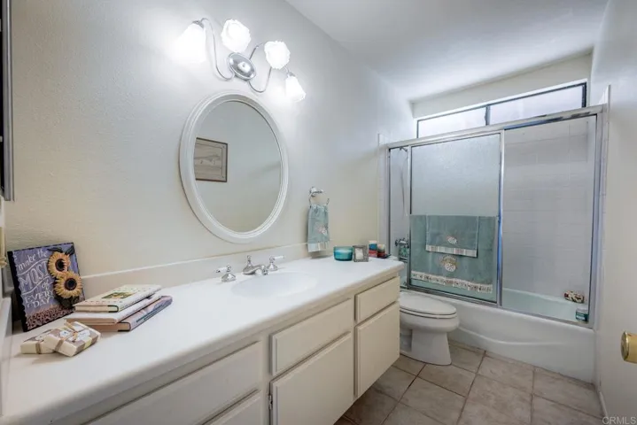 Full bathroom #2