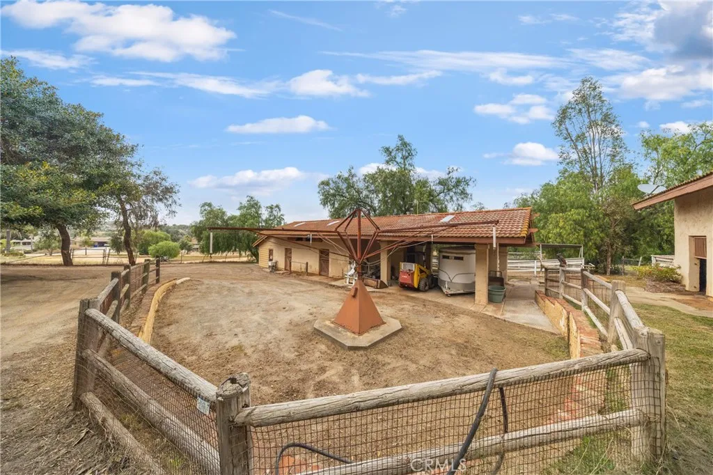tack rm with loft  in left barn