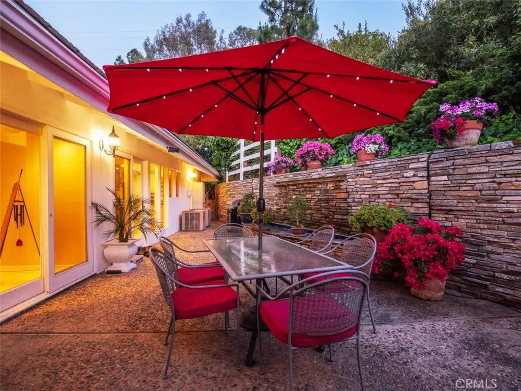 Side Patio & Fountain
