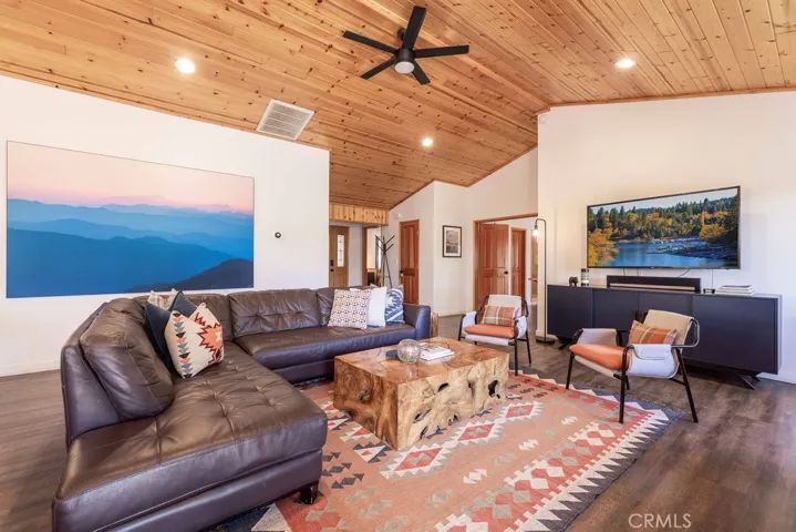 43855 Wolf, Big Bear Lake, California 92315
