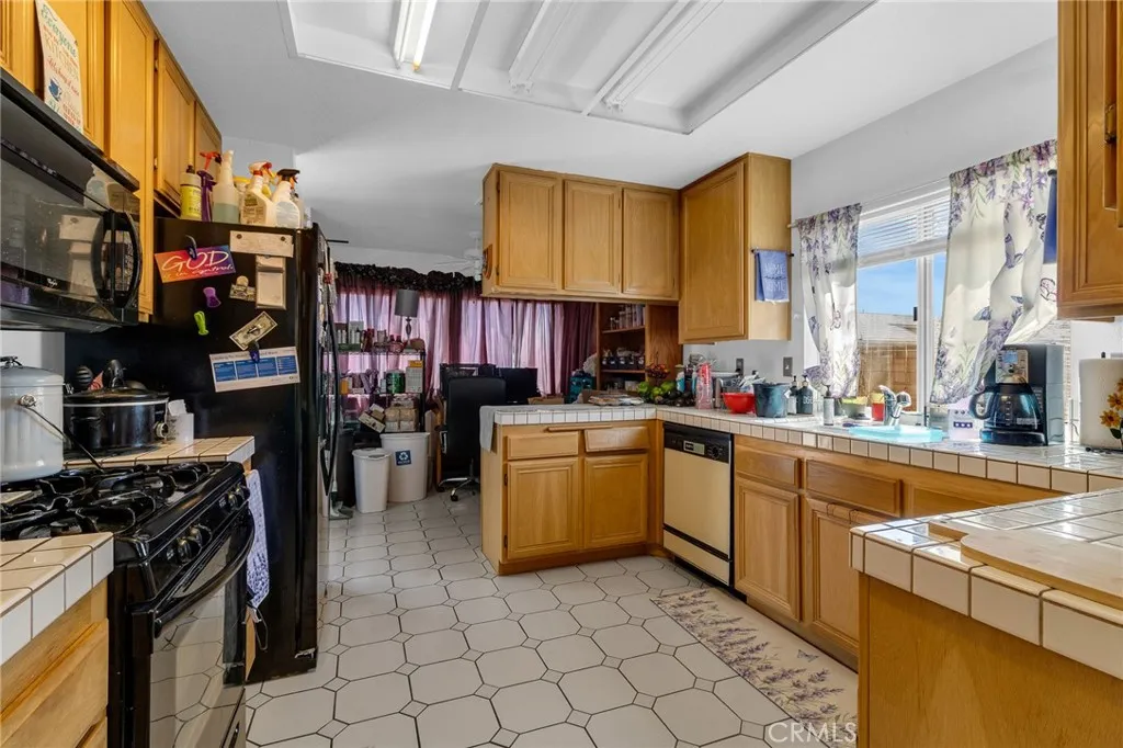 NICE SIZE KITCHEN