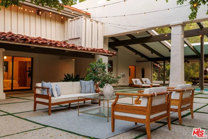 28611 Bamfield Drive, Agoura Hills, California 91301