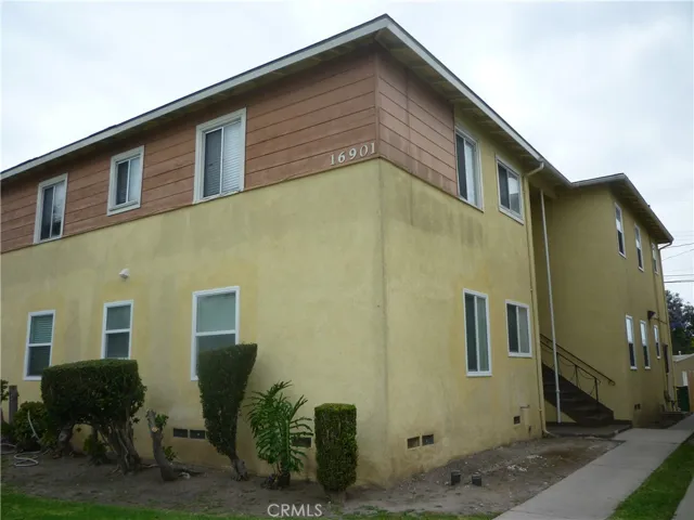 Small four-unit complex. Unit #1 is downstairs.