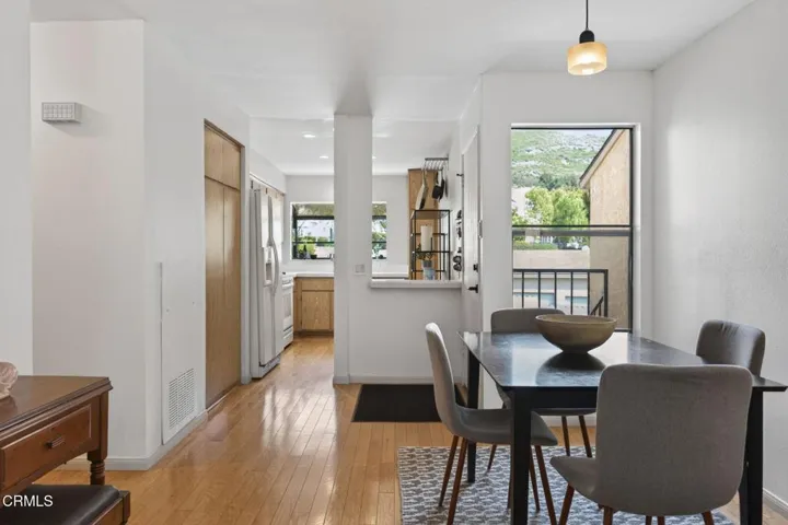 6-web-or-mls-Upmarketmedia_747SenC40-016