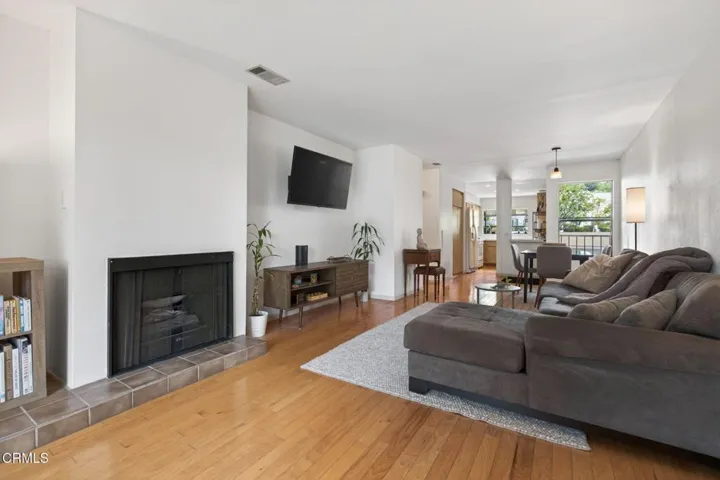 10-web-or-mls-Upmarketmedia_747SenC40-02