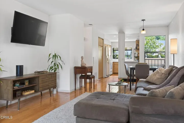 11-web-or-mls-Upmarketmedia_747SenC40-03